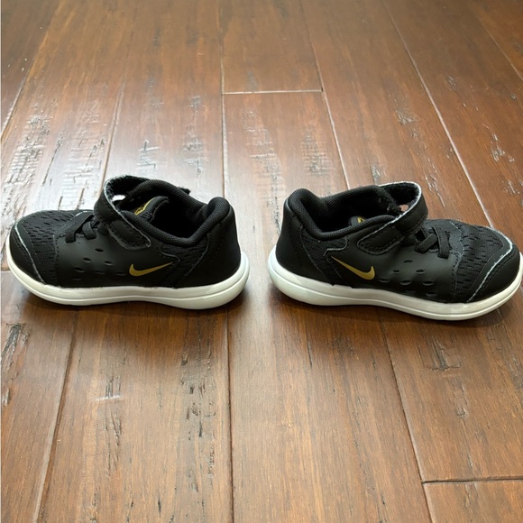 Kid Nike slip on sneakers in good conditon - Picture 5 of 6